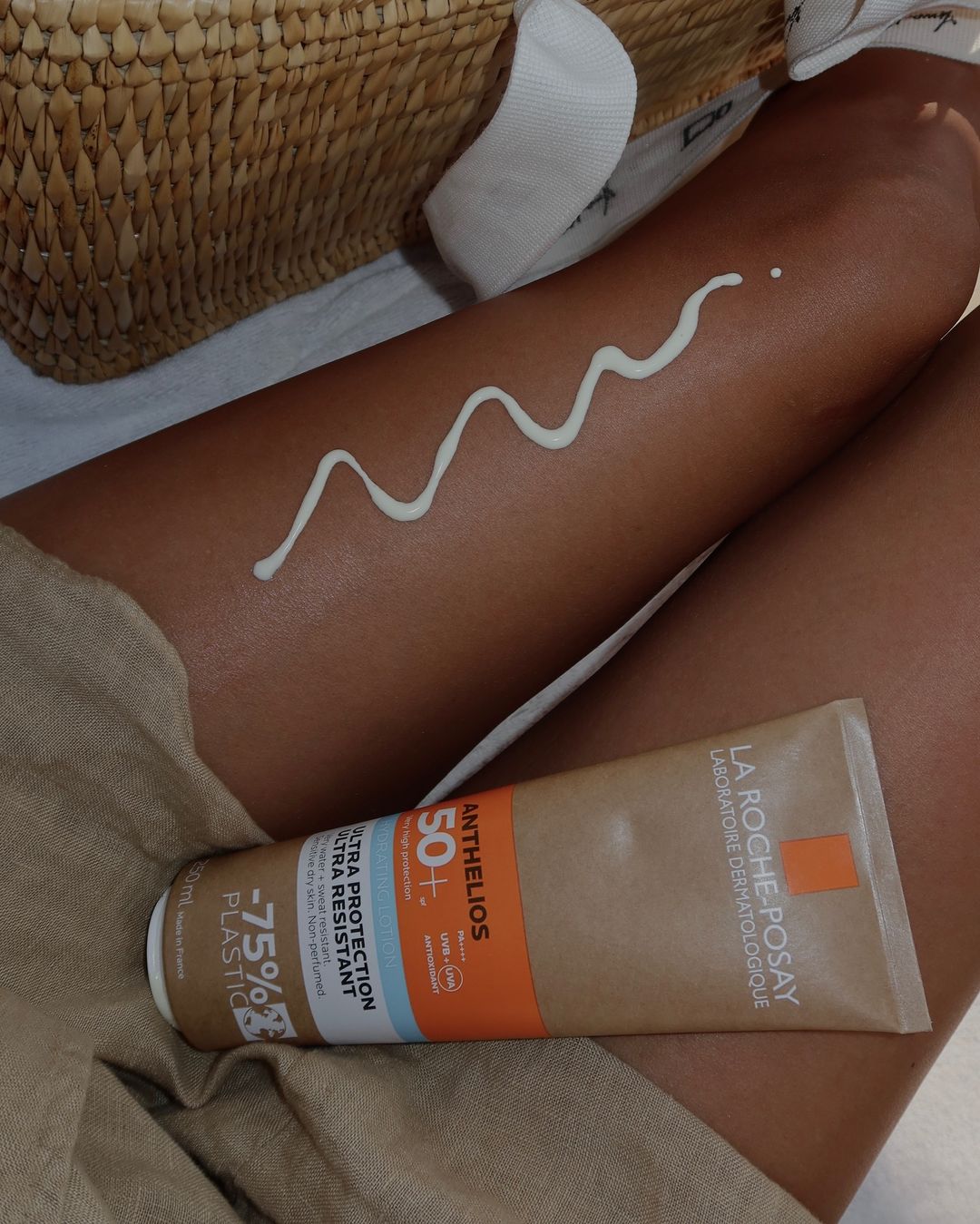 Džejla Ramović holding a ANTHELIOS MLIJEKO ZA ZAŠTITU OD SUNCA